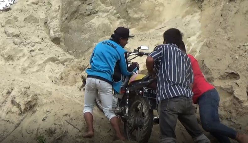 Jalan Tertutup Longsor, Ribuan Warga 2 Desa di Mamasa Terisolasi