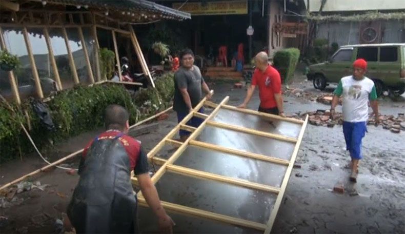 title Banjir Porakporandakan Kota Malang, Pemotor dan Mobil Terseret Arus Banjir Porakporandakan Kota Malang, Pemotor dan Mobil Terseret Arus