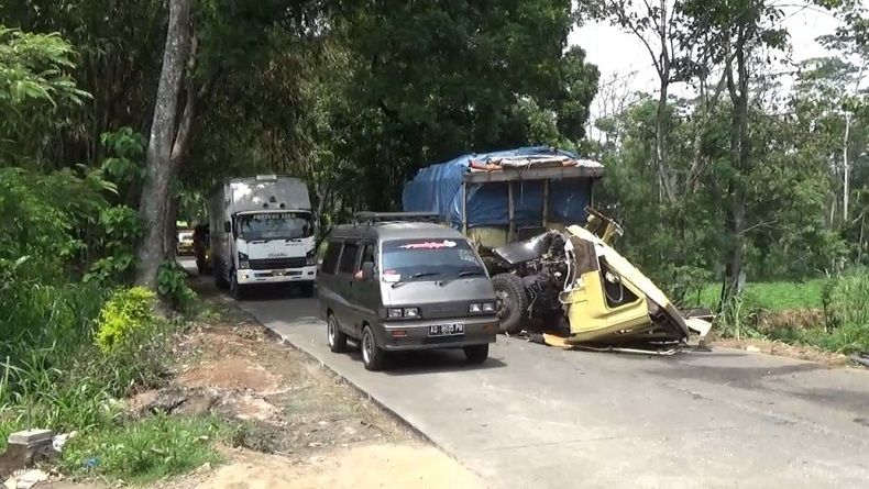title Diduga Rem Blong, Truk Sambar Kendaraan di Depannya Diduga Rem Blong, Truk Sambar Kendaraan di Depannya