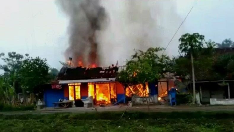 Kulkas Meledak Picu Kebakaran 4 Rumah di Tuban, 2 Warga Terluka