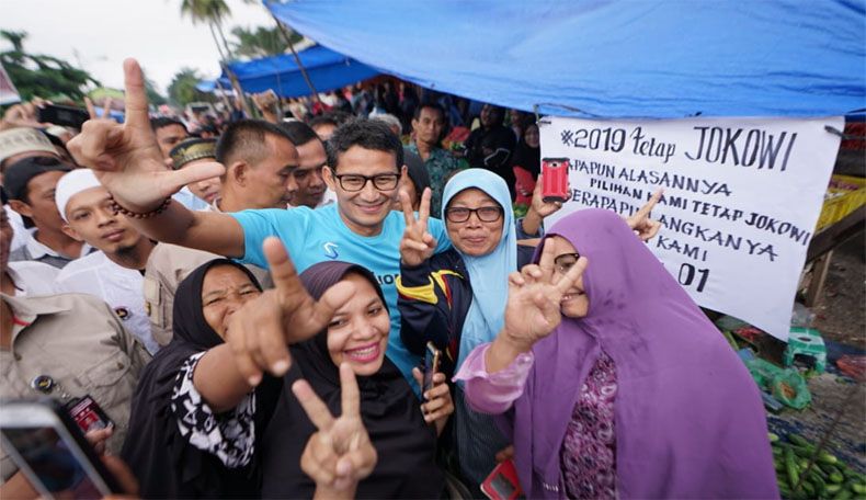 Blusukan di Labuhanbatu, Sandi Dikejutkan Poster Dukung Jokowi
