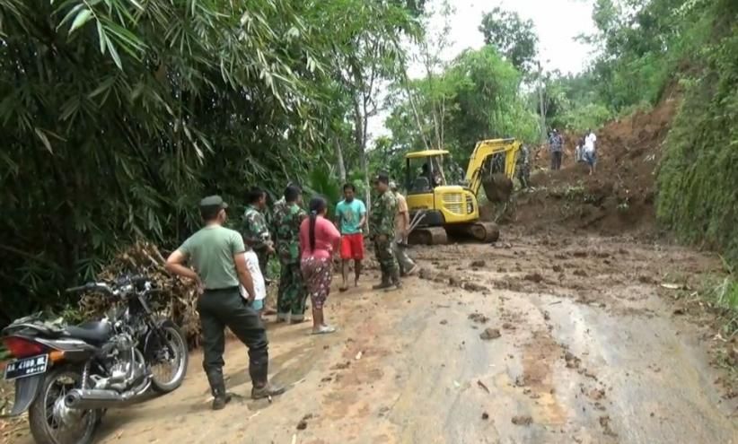 Akses Jalinsum Padang-Jambi Terputus akibat Longsor, 1 Mobil Terseret