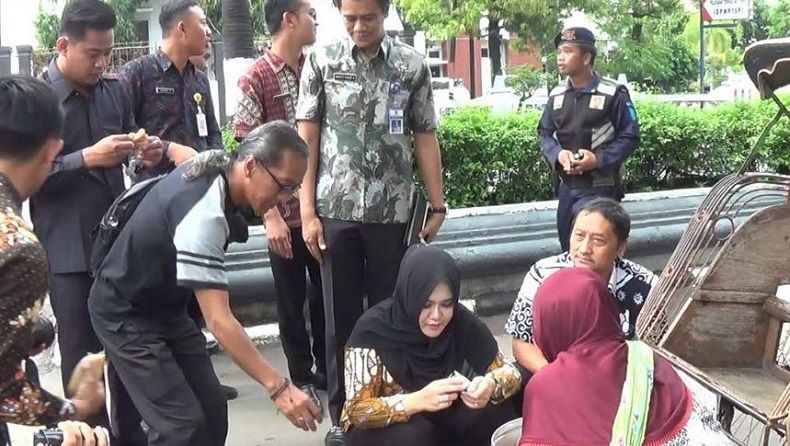 Dewan Molor Hadiri Paripurna, Bupati Kendal Jajan di Pinggir Jalan