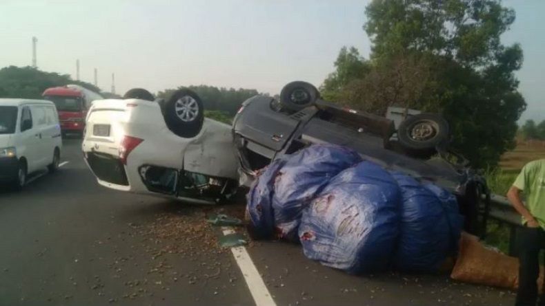 Minibus Tabrak Pikap di Tol Purbaleunyi hingga Terbalik, 2 Luka-luka