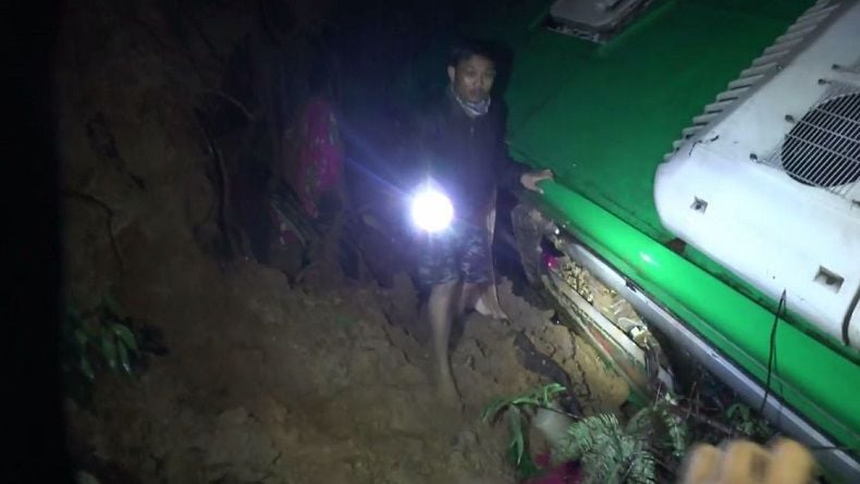 Jalinsum Padang-Jambi Kembali Longsor, 4 Mobil Tertimpa dan 1 Tewas