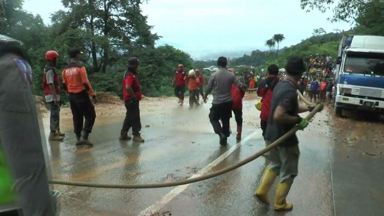 Longsor Dibersihkan, Jalur Padang-Solok Bisa Dilalui dengan Buka Tutup