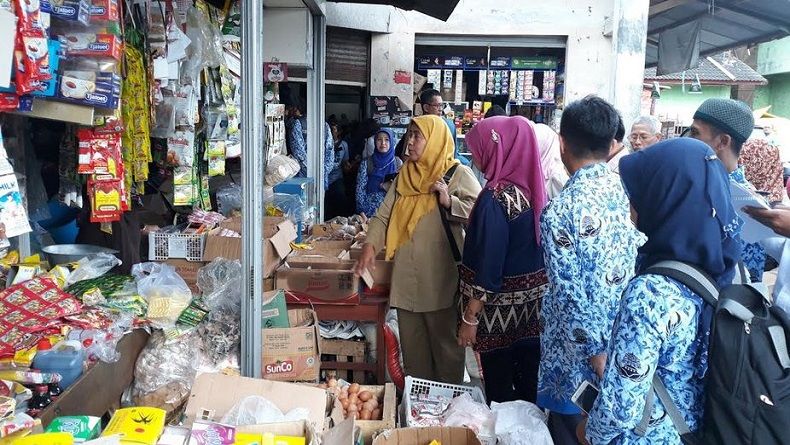title Sidak Pasar Wates, BPOM DIY Uji Sampel 10 Makanan dan Edukasi Pedagang Sidak Pasar Wates, BPOM DIY Uji Sampel 10 Makanan dan Edukasi Pedagang