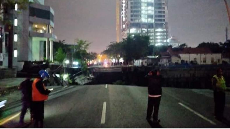 title Insiden Jalan Raya Gubeng Ambles, Polisi Periksa 3 Pekerja Insiden Jalan Raya Gubeng Ambles, Polisi Periksa 3 Pekerja