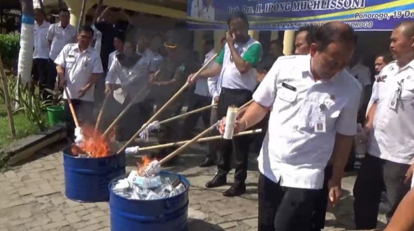 65.000 e-KTP Rusak dan Invalid di Ponorogo Dimusnahkan