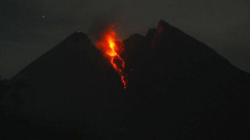 Merapi Kembali Luncurkan Lava Pijar Sejauh 300 Meter, Status Waspada