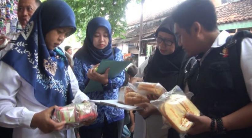 title Gelar Razia, Petugas Temukan Makanan Kedaluwarsa di Swalayan Mojokerto Gelar Razia, Petugas Temukan Makanan Kedaluwarsa di Swalayan Mojokerto