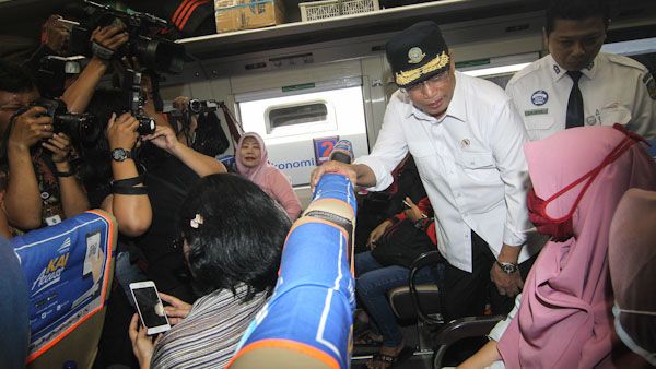 Libur Panjang, Menhub Cek Pelayanan Stasiun Senen - Bagian 1