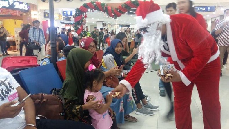 Bandara Samrat Manado Hibur Penumpang dengan Flashmob dan Santa Claus
