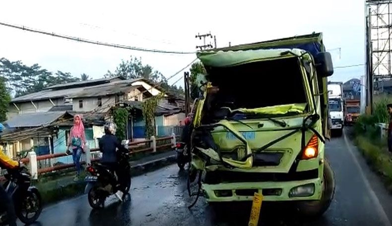 Jalur Bogor Macet 10 Km akibat Tabrakan Beruntun, 3 Sopir Luka-Luka