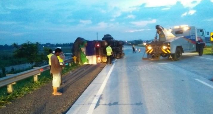 Truk Tabrak Bus Penumpang di Tol Cipali, 1 Tewas 1 Luka