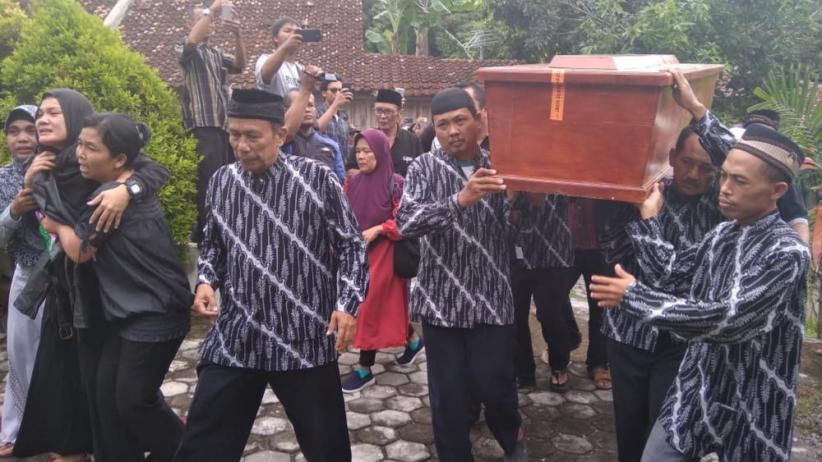 Sejumlah Musisi Antarkan Andi Seventeen ke Peristirahatan Terakhir