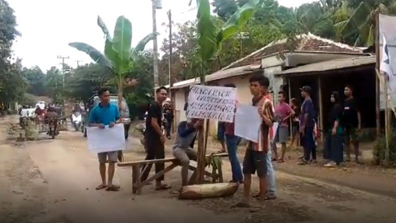 Warga Pemalang Blokade Jalan Rusak Parah Tuntut Ganti Rugi Proyek Tol