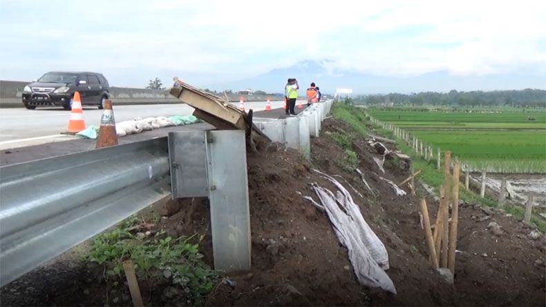 Diguyur Hujan Deras, Tebing Jalan Tol Salatiga-Kartasura Longsor 