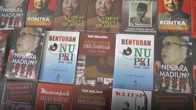 title Anggota Koramil Amankan 160 Buku Komunis di Kampung Inggris Pare Anggota Koramil Amankan 160 Buku Komunis di Kampung Inggris Pare