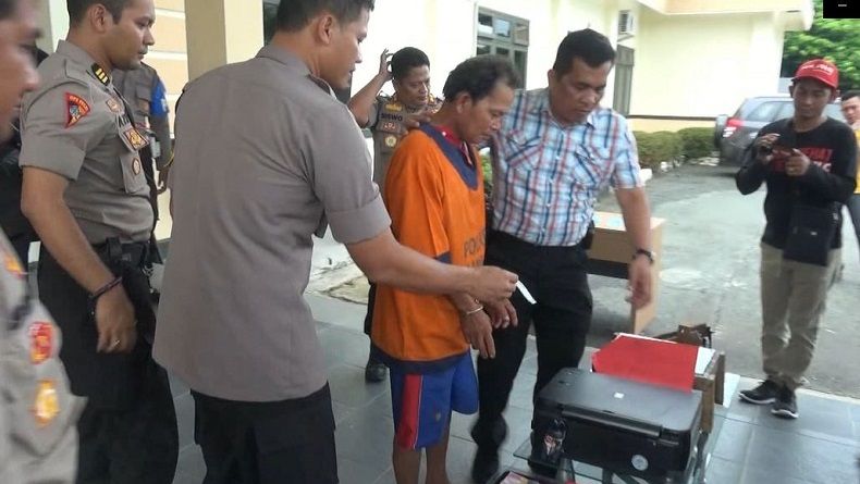 title Bikin Uang Palsu secara Tradisional, Kakek dan Cucu Ditangkap Polisi Bikin Uang Palsu secara Tradisional, Kakek dan Cucu Ditangkap Polisi