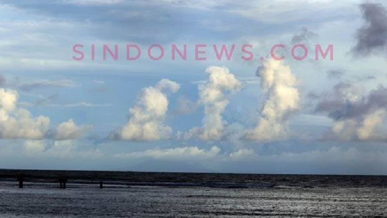 Awan Berlafaz Allah Terlihat di Atas Gunung Krakatau