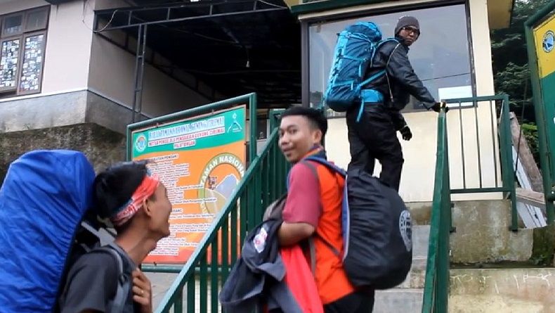 Ratusan Pendaki Rayakan Tahun Baru di Puncak Gunung Ciremai