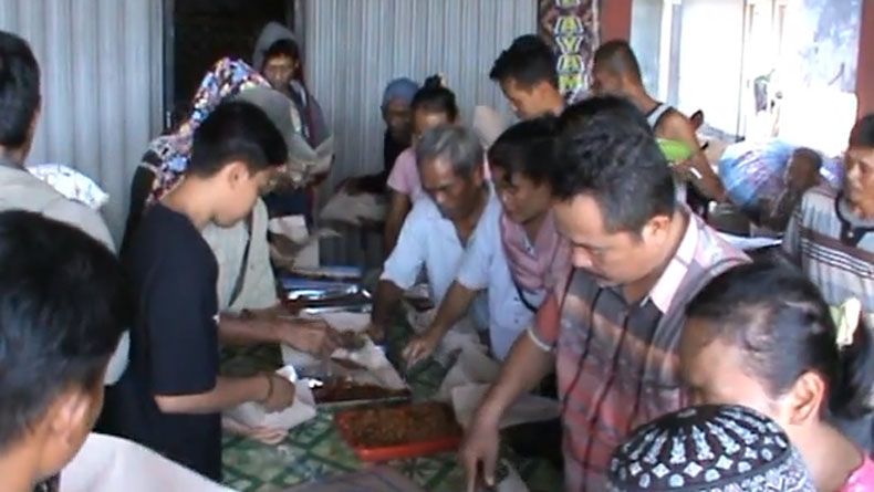 Korban Tsunami, Pemilik Warung Ini Gratiskan Makan Warga Sekampung