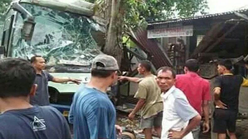Bus ALS Tabrak Mobil Boks di Mandailing Natal, Kondektur Tewas