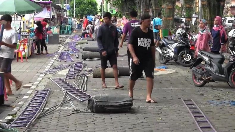 title Angin Kencang Robohkan Tenda Festival Tahun Baru di Salatiga Angin Kencang Robohkan Tenda Festival Tahun Baru di Salatiga