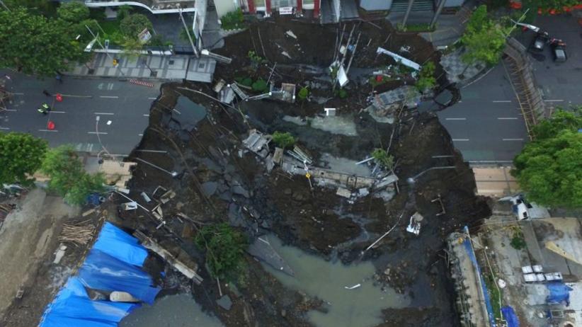 title Polda Jatim Tetapkan 1 Tersangka Kasus Amblesnya Jalan Raya Gubeng Polda Jatim Tetapkan 1 Tersangka Kasus Amblesnya Jalan Raya Gubeng