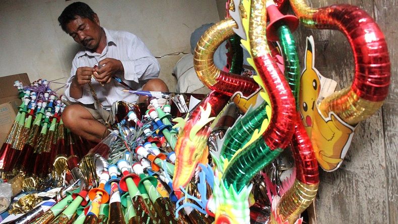 Penjual Terompet di Medan Mengeluhkan Sepi Pembeli saat Malam Tahun Baru