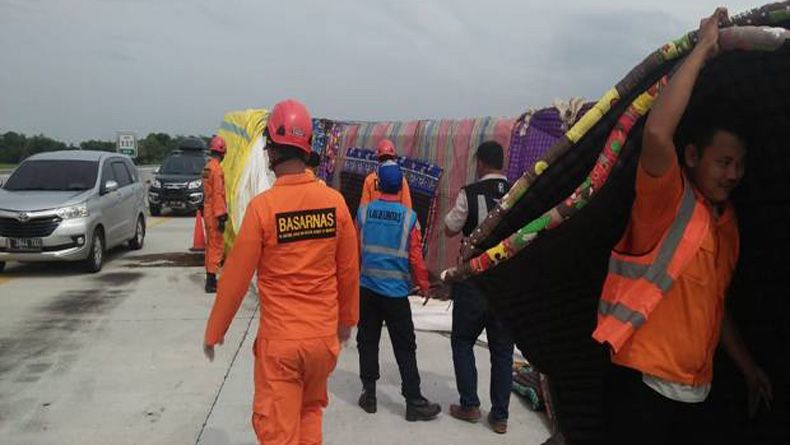 Diduga Pecah Ban, Truk Muatan Kasur Terbalik di Tol Batang-Pemalang
