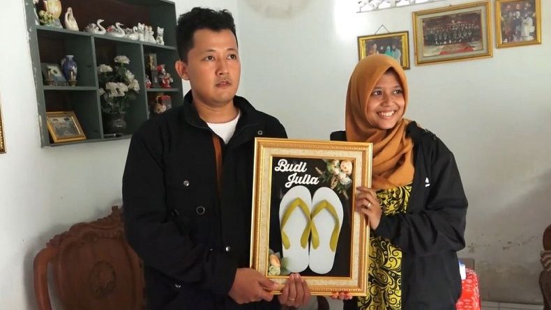 Viral Pasangan Pengantin di Kebumen Menikah dengan Mahar Sendal Jepit