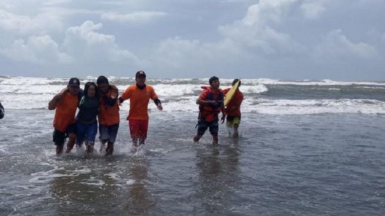 Asyik Mandi 2 Wisatawan Di Pantai Parangtritis Terseret Ombak