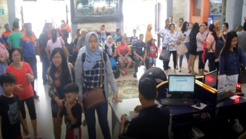 Arus Balik Liburan Natal, Stasiun Cirebon Dipadati Ribuan Penumpang