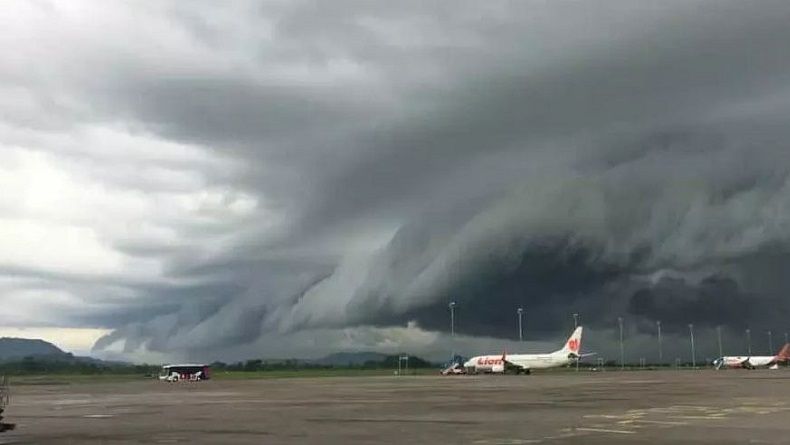 Awan Berbentuk Ombak Tsunami di Makassar Hebohkan Warga