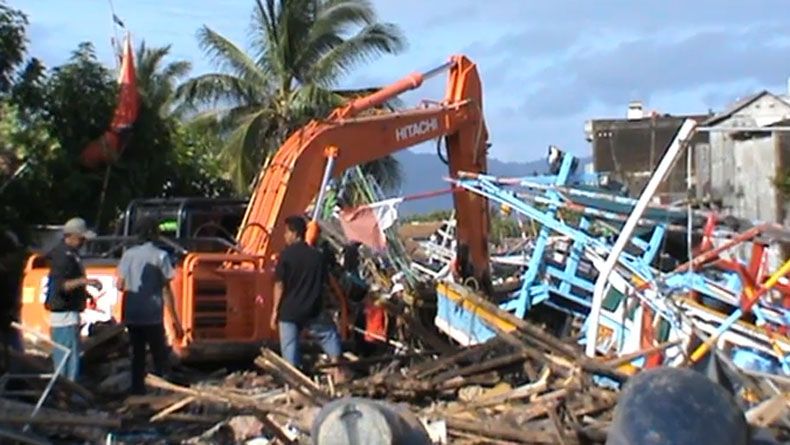 Picu Banjir, Ratusan Bangkai Kapal di Sungai Labuan Dievakuasi