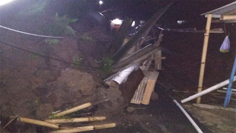 Hujan Deras, Tebing 8 Meter Longsor Timpa 3 Rumah Warga di Brebes