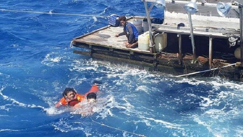 5 Jam Terombang Ambing di Perairan Tahuna, 2 Nelayan Dievakuasi TNI AL