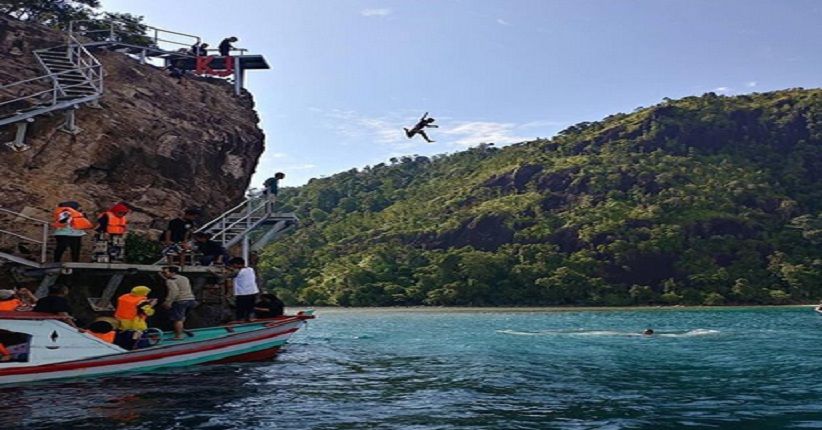 Wisata Paling Menantang di Sumbar, Cliff Jumping di Pulau Sironjong