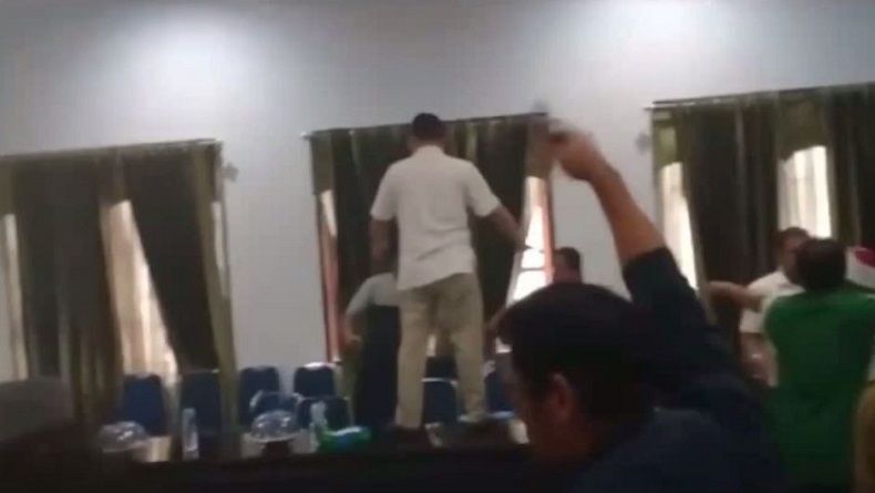 Cabut Badik di Ruang Rapat, Ketua DPRD Bombana Segera Dipanggil Polisi