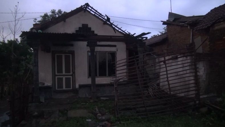 Angin Kencang Disertai Hujan Es, Puluhan Rumah Warga di Jombang Rusak