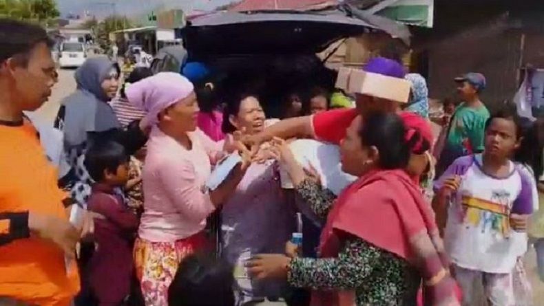 Siswi SD Korban Tsunami Pandeglang Menangis Tak Kebagian Buku Bantuan