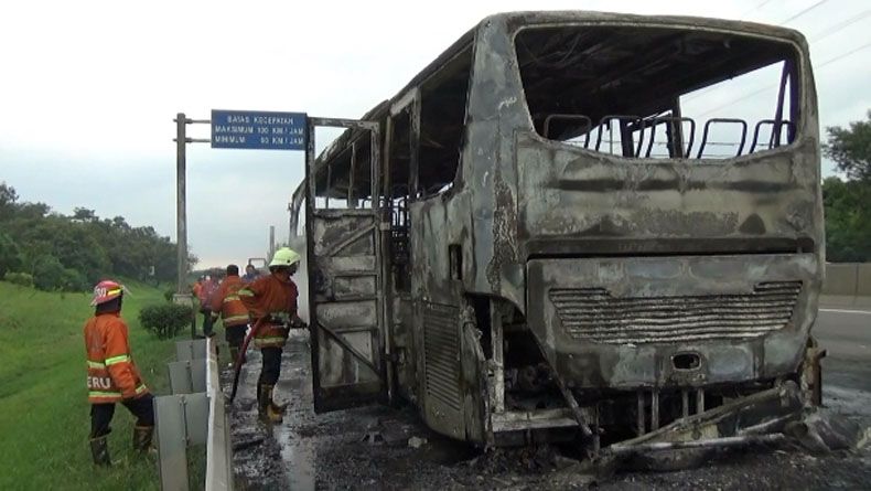 Bus Sarat Penumpang Hangus Terbakar, Tol Jakarta-Cikampek Macet 3 Km