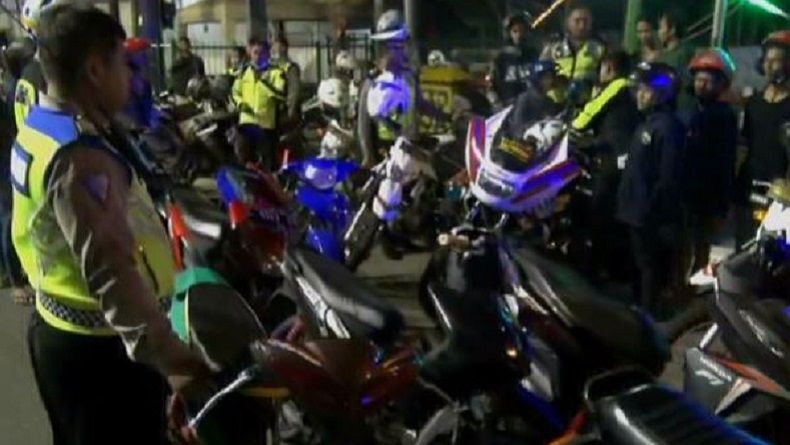 title Kabur saat Razia Balap Liar di Sidoarjo, Pemotor Kritis Tabrak Pohon Kabur saat Razia Balap Liar di Sidoarjo, Pemotor Kritis Tabrak Pohon