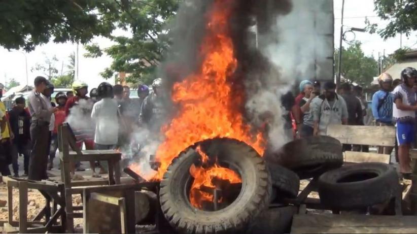 Tolak Lapaknya Dibongkar, Pedagang Pasar Panjang Kendari Tutup Jalan