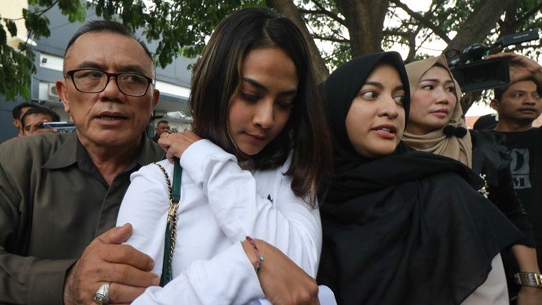 title Siap Diperiksa, Vanessa Datangi Polda Jatim sebagai Tersangka Siap Diperiksa, Vanessa Datangi Polda Jatim sebagai Tersangka