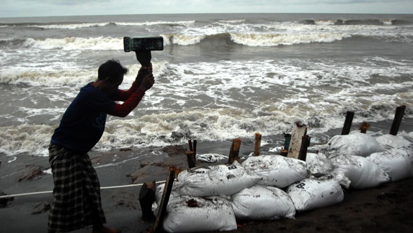 Pemakaman Umum di Takalar Rusak Terkena Abrasi, Kain Kafan Terlihat Warga