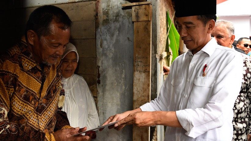 Kunker ke Jabar, Jokowi Tinjau Pemasangan Listrik Gratis di Rumah Warga - Bagian 2