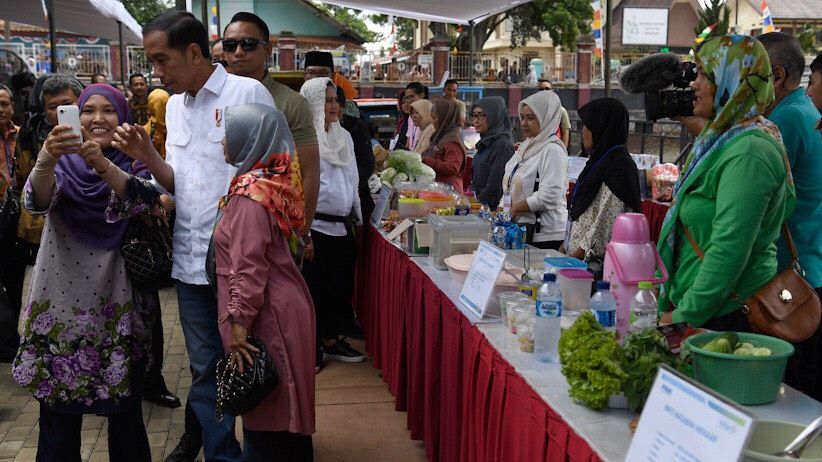Kunker ke Jabar, Jokowi Tinjau Pemasangan Listrik Gratis di Rumah Warga